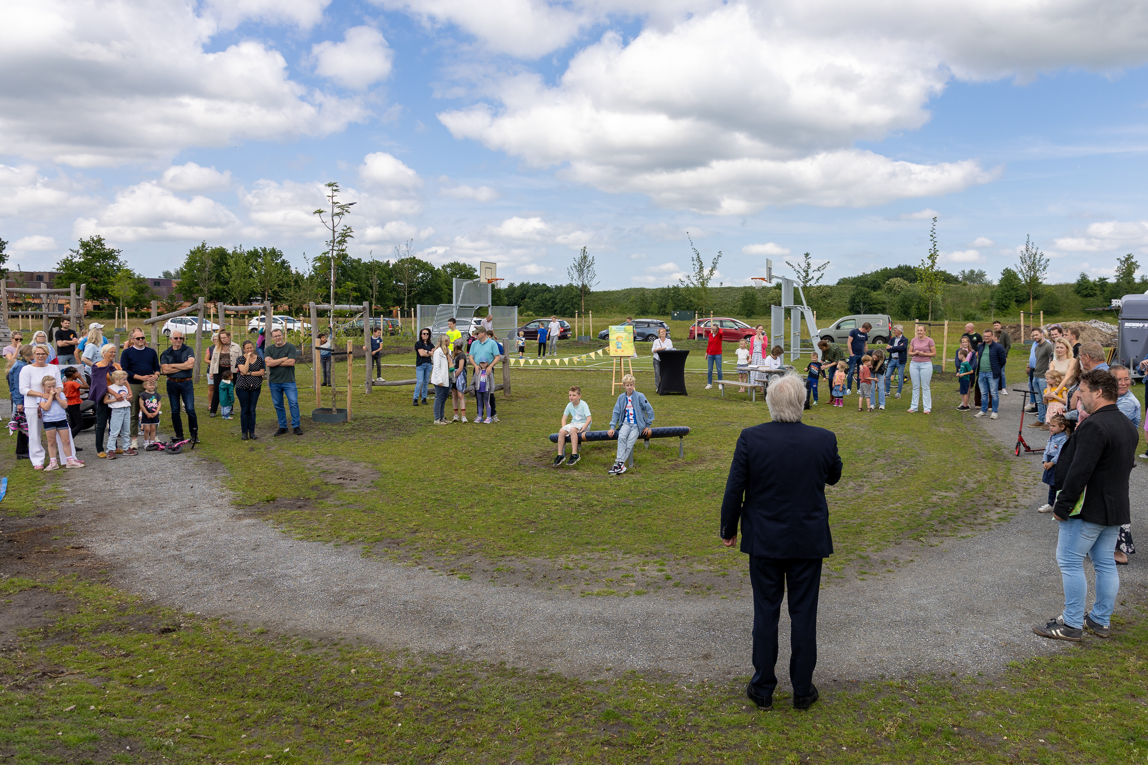 Opening speeltuin Vrijburg met mensen en speeltoestellen