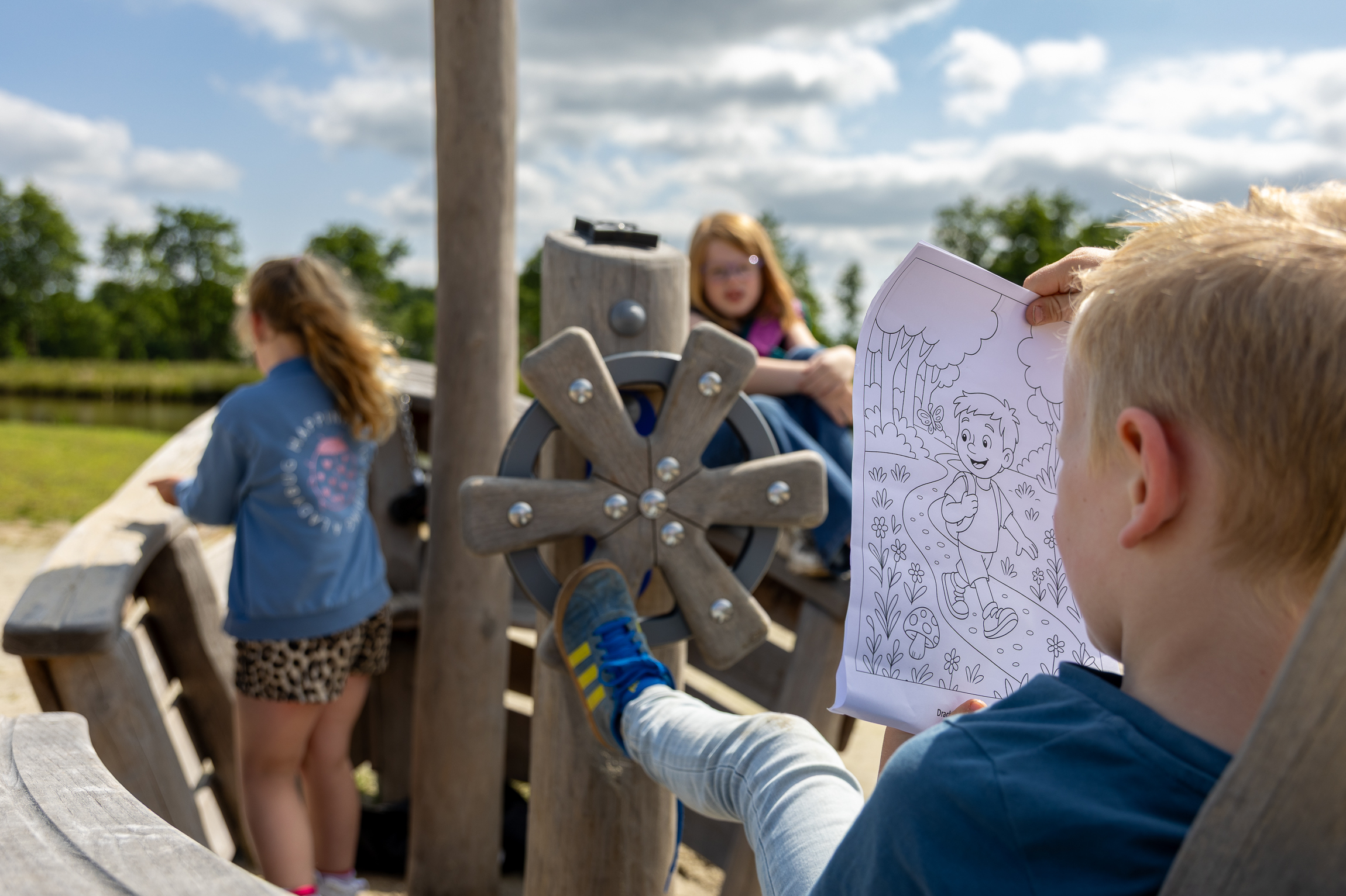 Opening speeltuin Vrijburg kinderen op speeltoestel